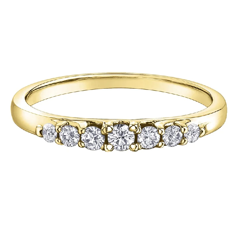 Halo - Style Women's Diamond Rings with a Center Diamond Surrounded by Smaller Diamonds in 18K GoldGraduated Canadian Diamond Band